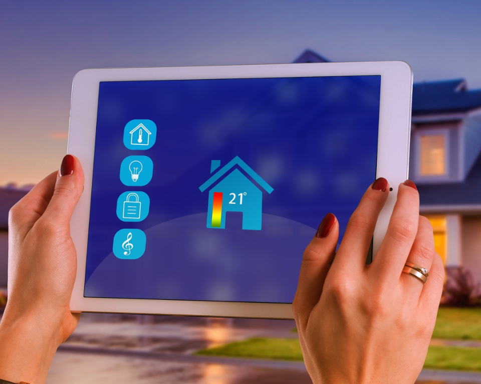 Persoon heeft iPad vast met op het beeldscherm een huis.